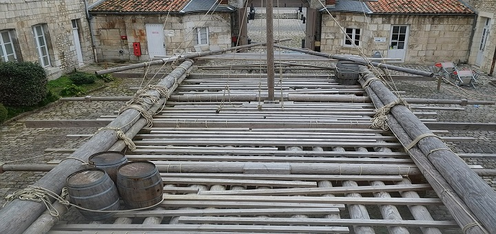 Radeau de la Méduse reconstitué à l'échelle 1 visible dans la cour du musée de la Marine à Rochefort.